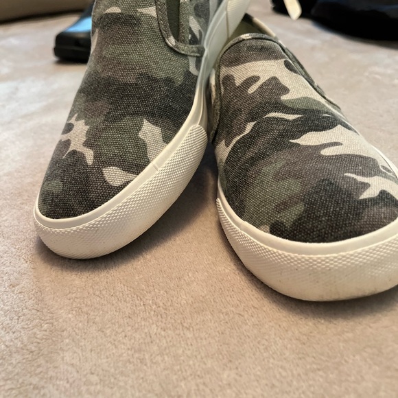 Size 9 Camo sneakers - Picture 4 of 5